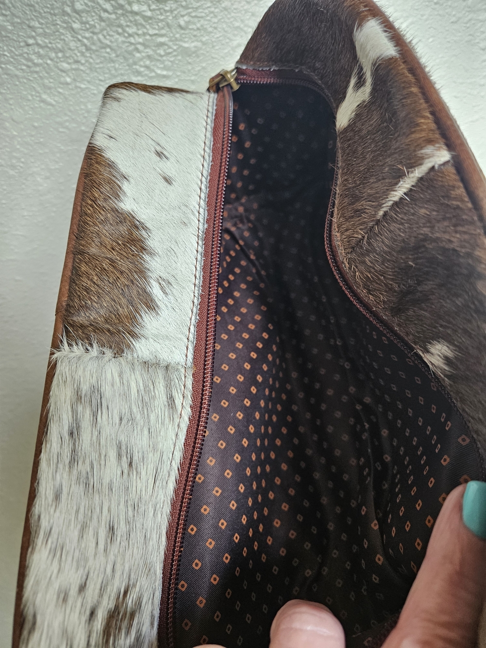 Brown and White Cowhide And Genuine Leather Travel Toiletry Bag/ Makeup Bag-NWOT - Picture 2 of 3